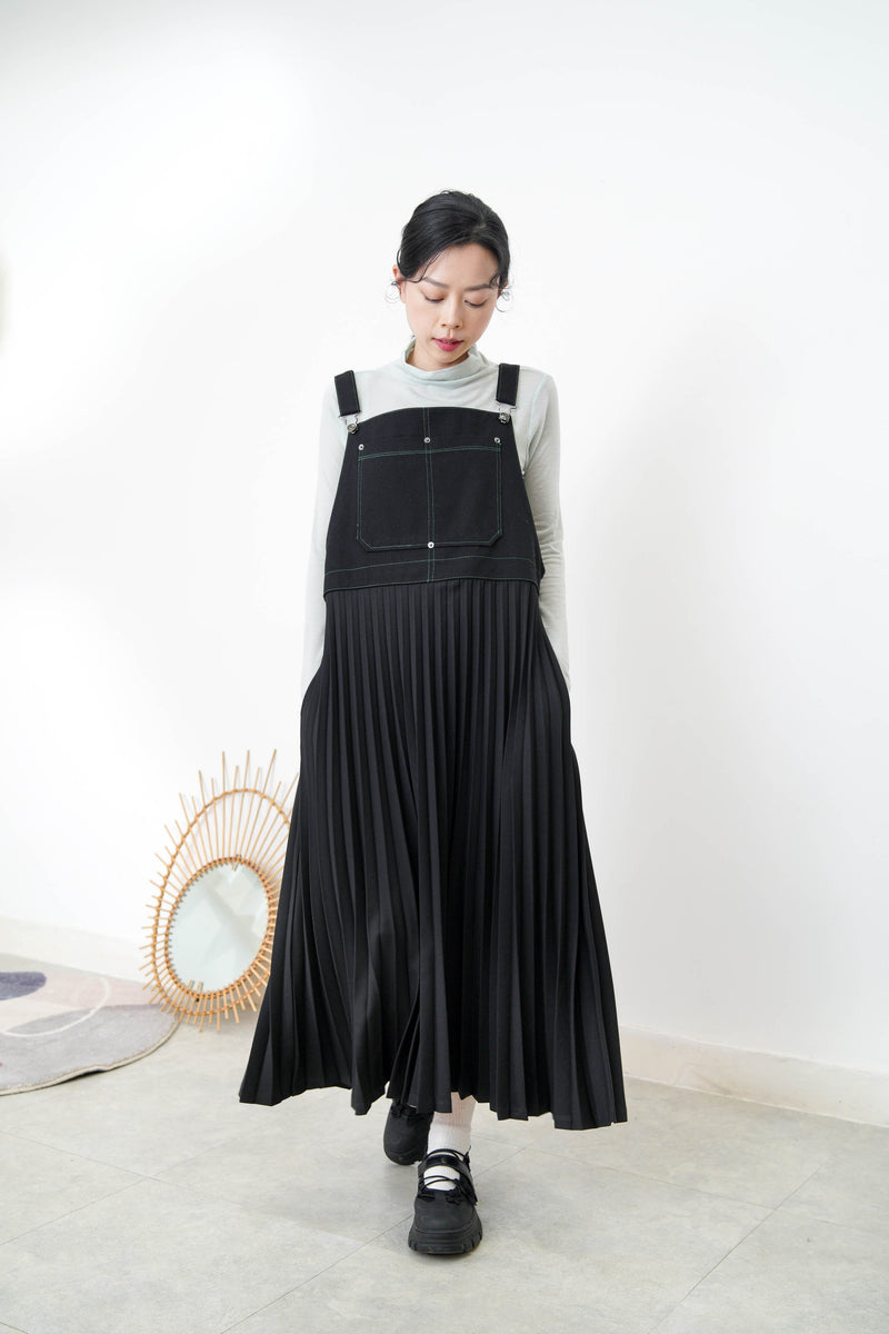 Black worker pleats skirt w/ red outline stitches