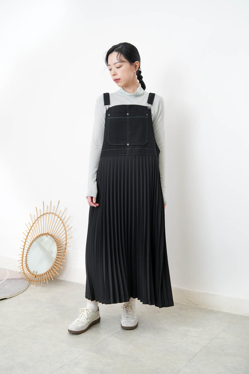 Black worker pleats skirt w/ red outline stitches