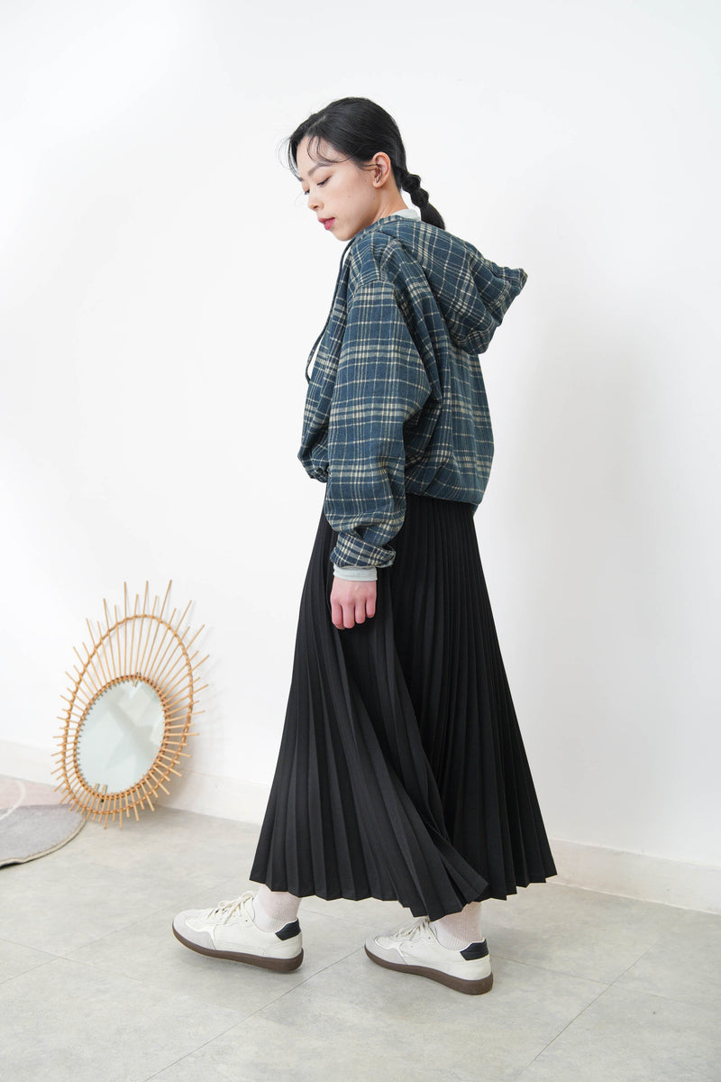 Black worker pleats skirt w/ red outline stitches