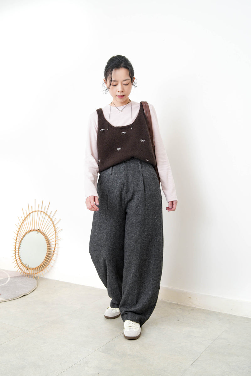 Charcoal wool trousers in cone shape with belt