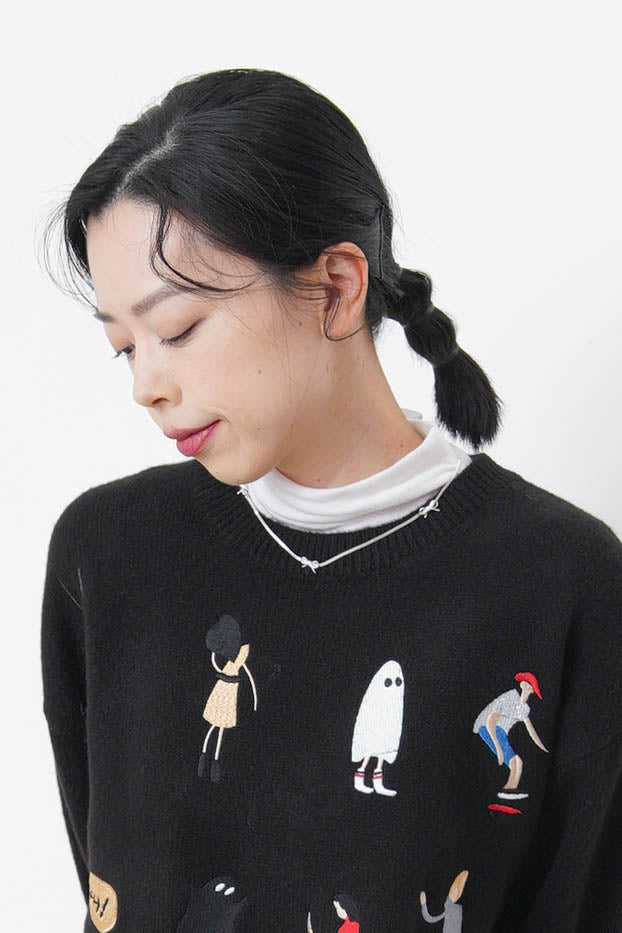 Black embroidery sweater w/ ripped details