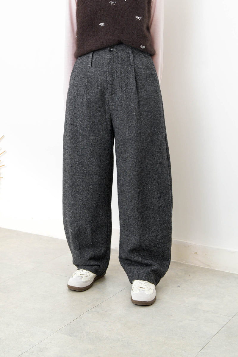 Charcoal wool trousers in cone shape with belt