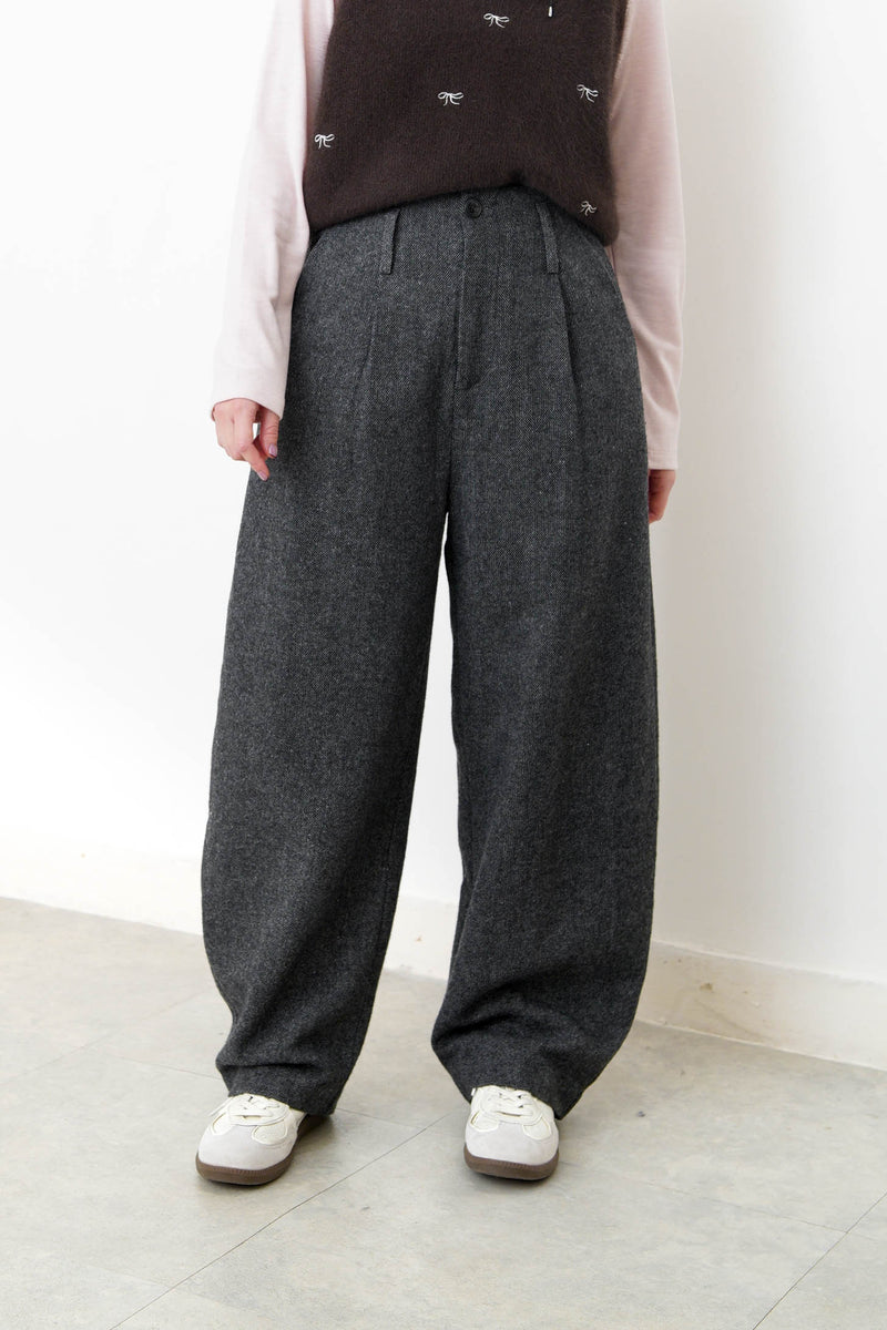 Charcoal wool trousers in cone shape with belt