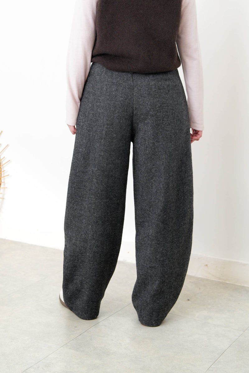 Charcoal wool trousers in cone shape with belt