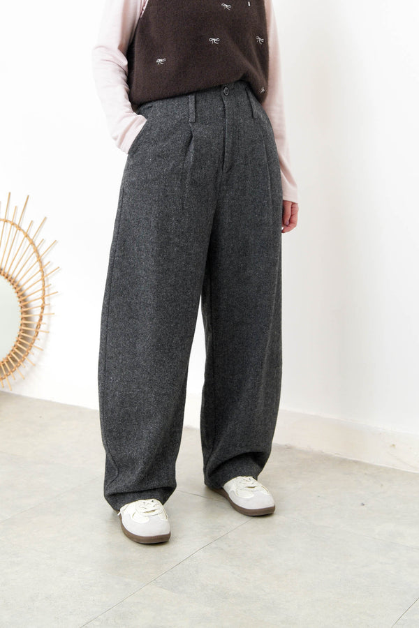Charcoal wool trousers in cone shape with belt