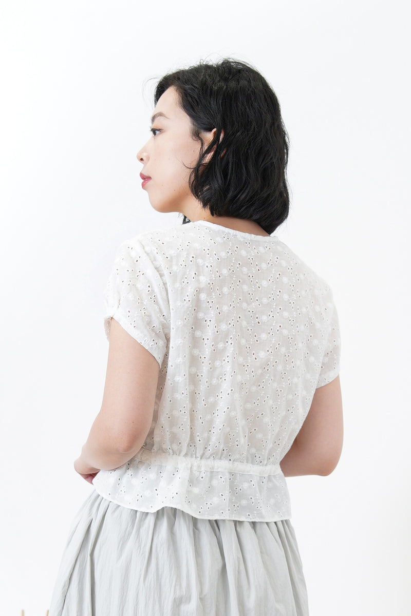 White detail embroidery blouse in round hem