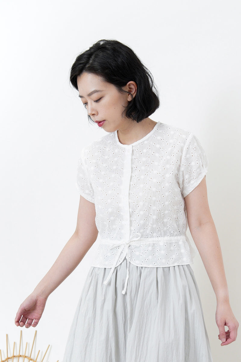 White detail embroidery blouse in round hem