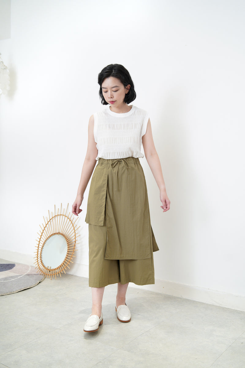 Wide leg trousers w/ detail layering