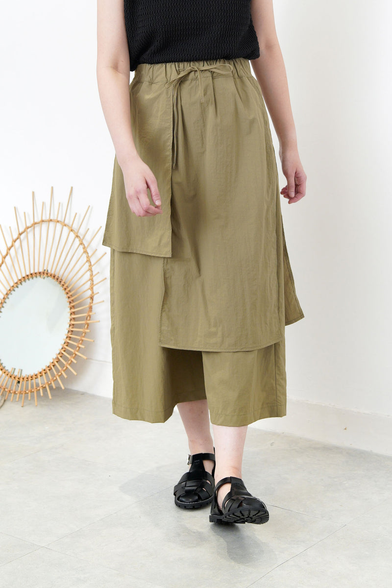 Wide leg trousers w/ detail layering