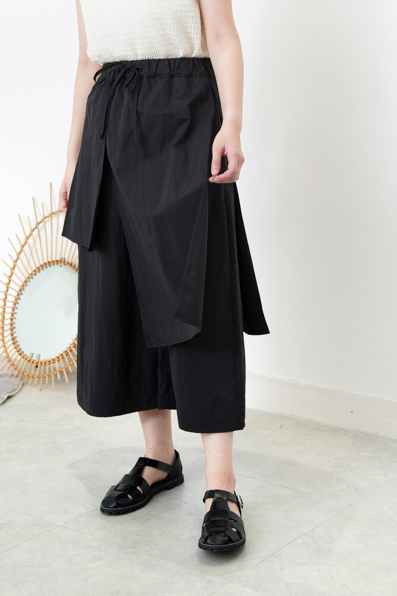 Wide leg trousers w/ detail layering