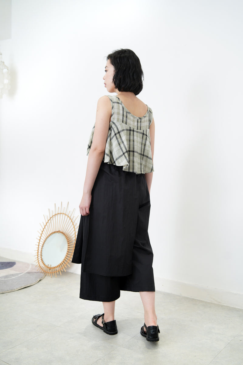 Wide leg trousers w/ detail layering