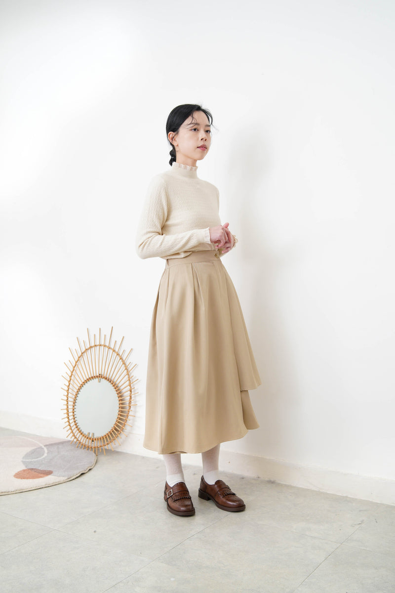 Beige pattern knit tip w/ ruffle fringe