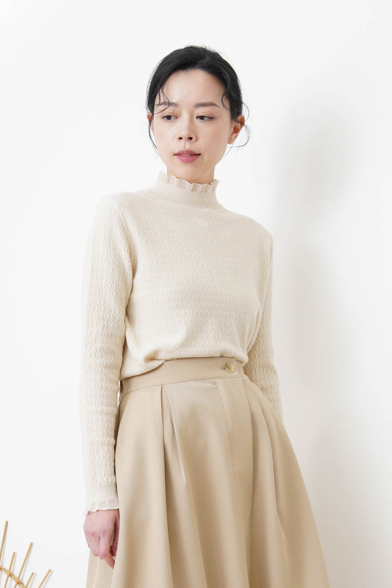 Beige pattern knit tip w/ ruffle fringe