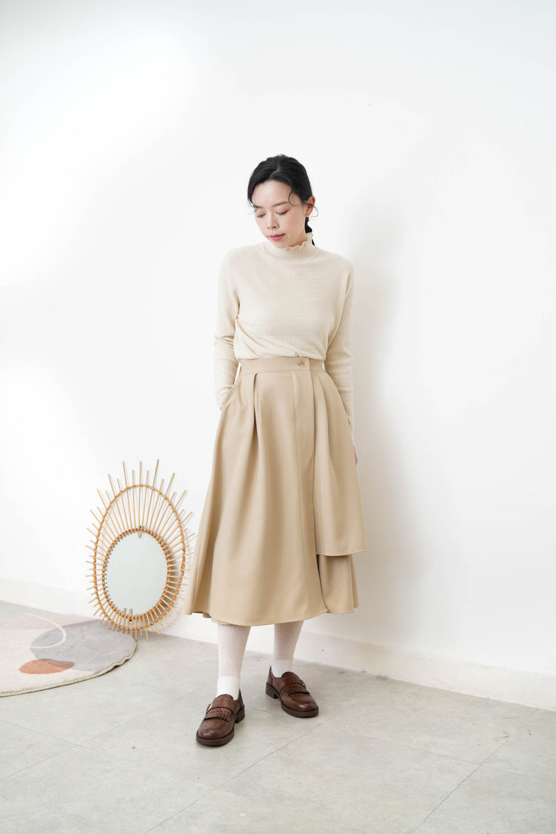 Beige pattern knit tip w/ ruffle fringe