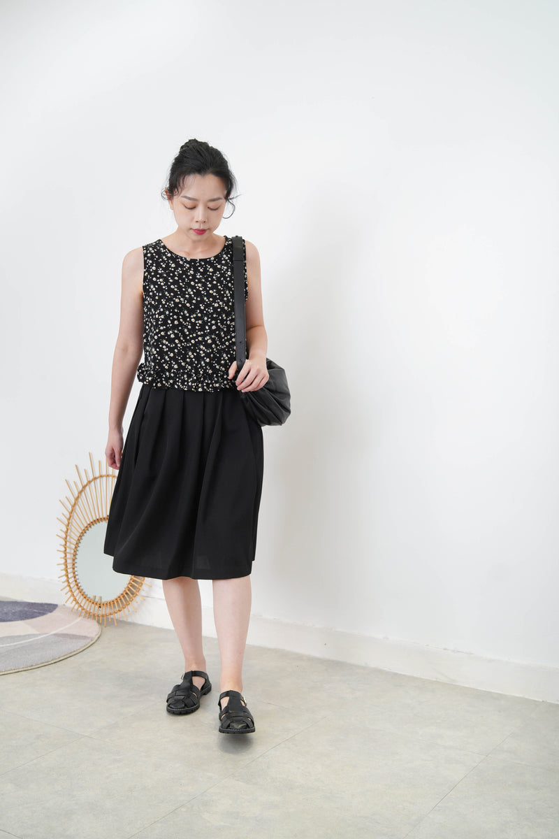 Black vest in peplum hem