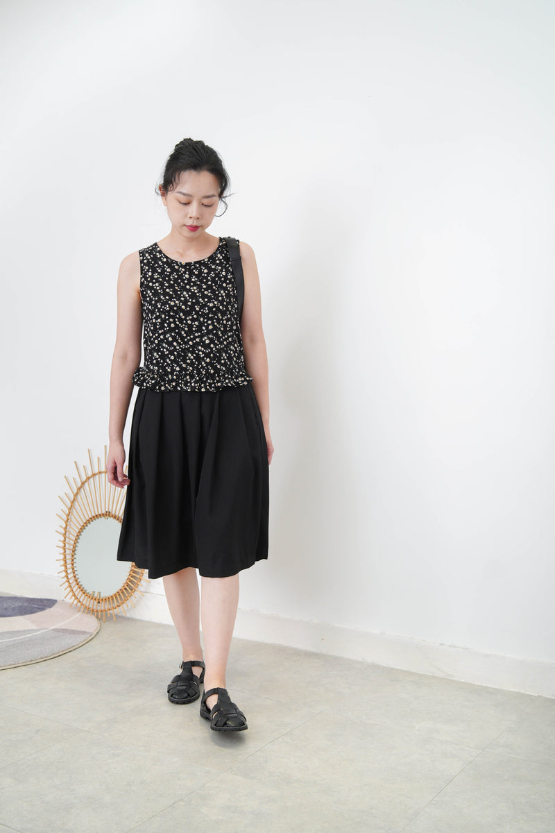 Black vest in peplum hem