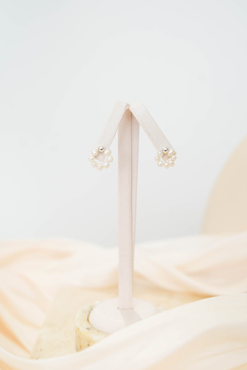 Pearl silver earrings in circle shape