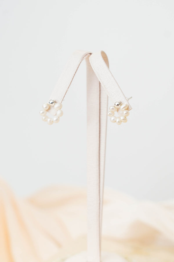 Pearl silver earrings in circle shape