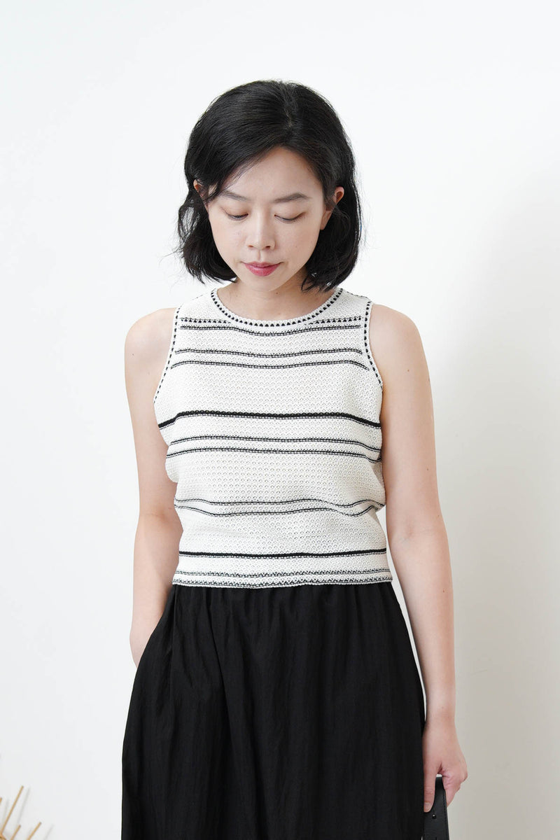 Stripes pattern vest in contrast trimmed