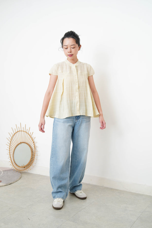 Yellow blouse in lace round neck