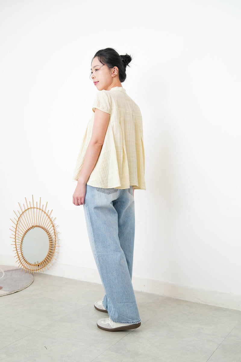 Yellow blouse in lace round neck