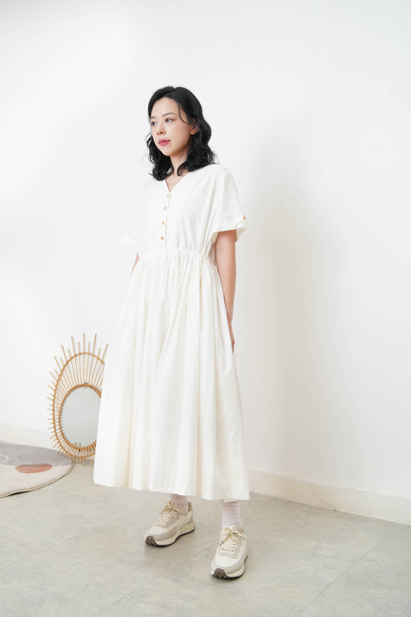 White short sleeves dress w/ volumn bottom