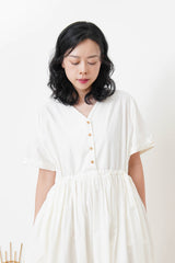White short sleeves dress w/ volumn bottom