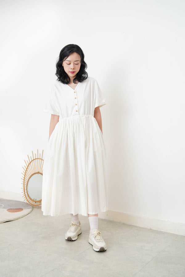 White short sleeves dress w/ volumn bottom
