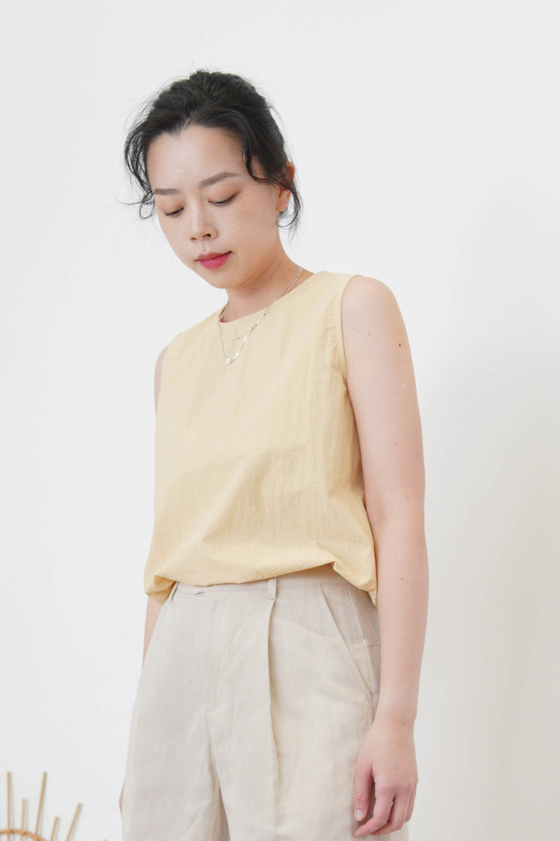 Yellow vest in drawstring waist