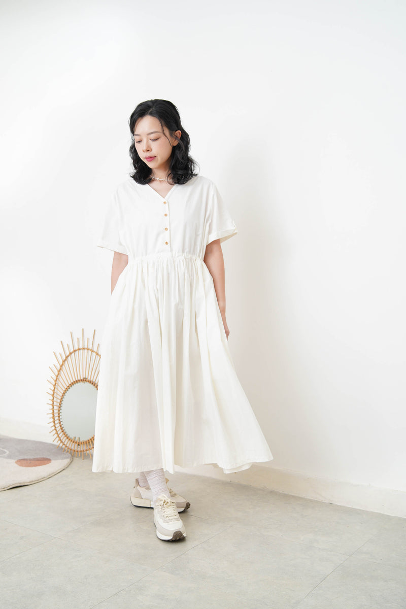 White short sleeves dress w/ volumn bottom