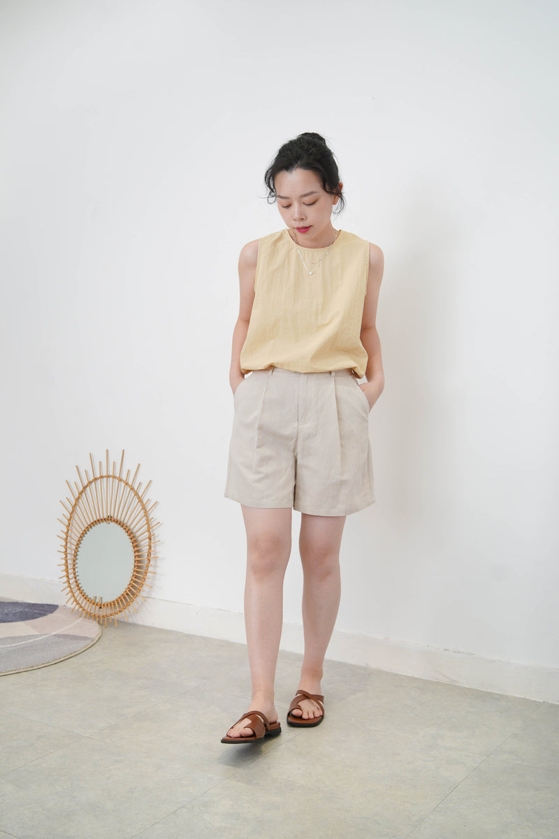 Yellow vest in drawstring waist