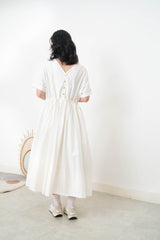 White short sleeves dress w/ volumn bottom