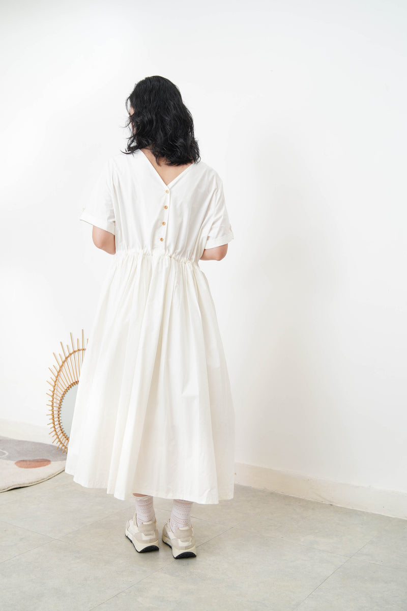 White short sleeves dress w/ volumn bottom