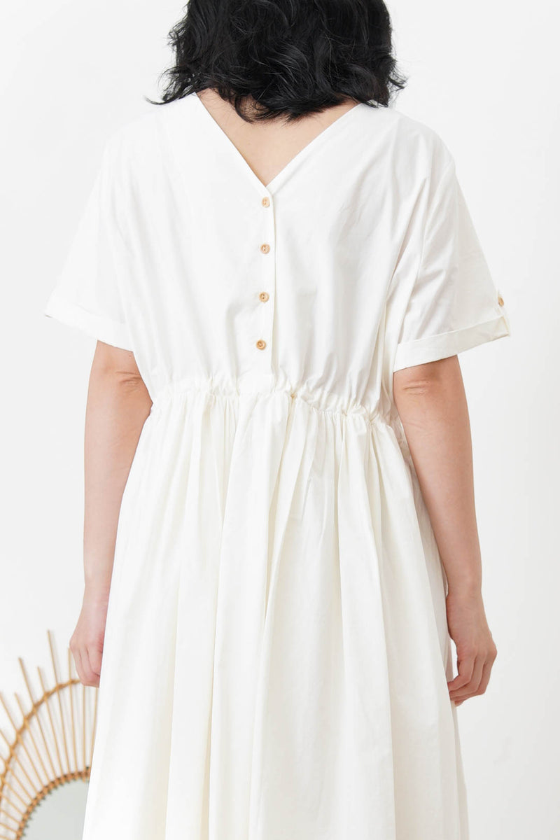 White short sleeves dress w/ volumn bottom