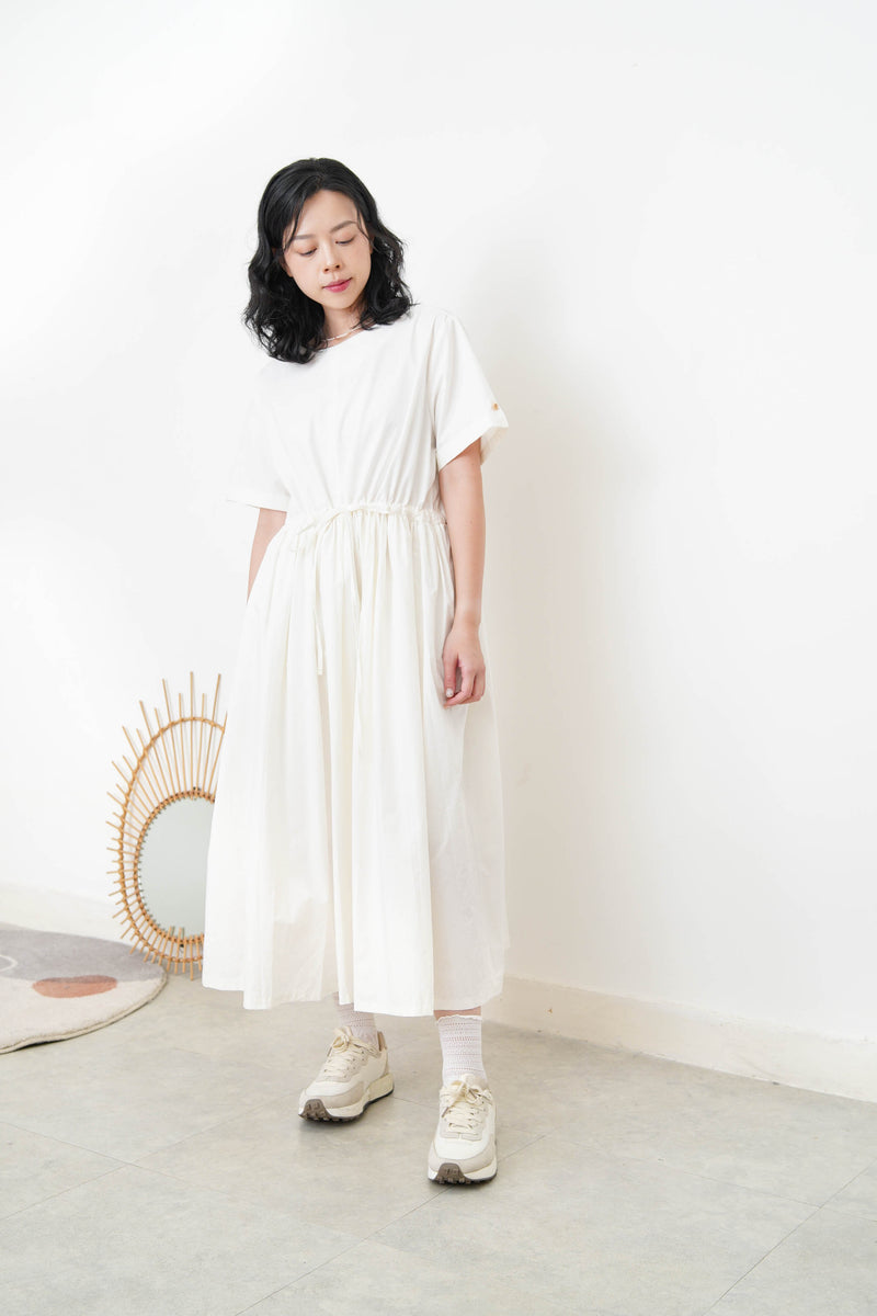 White short sleeves dress w/ volumn bottom