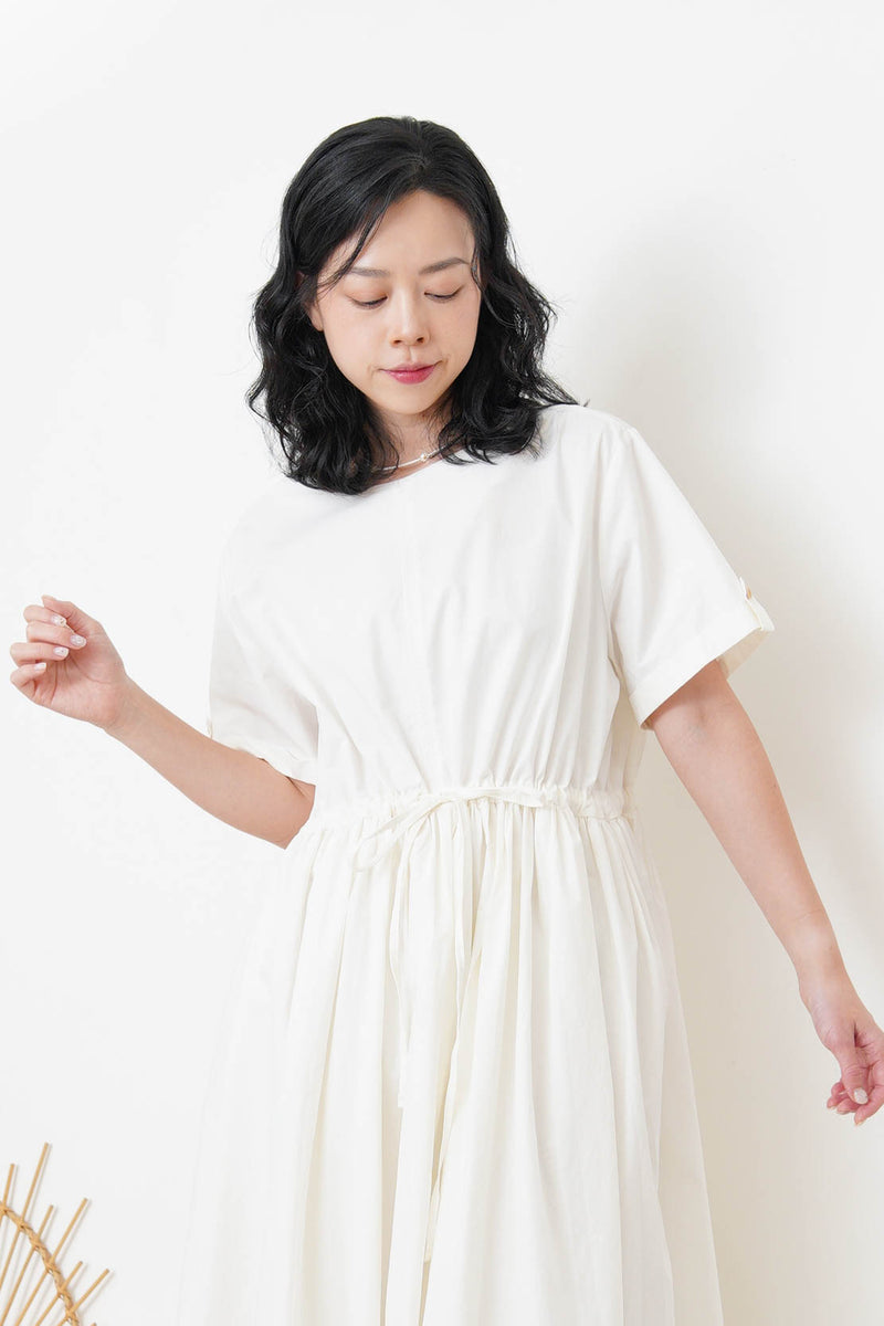 White short sleeves dress w/ volumn bottom