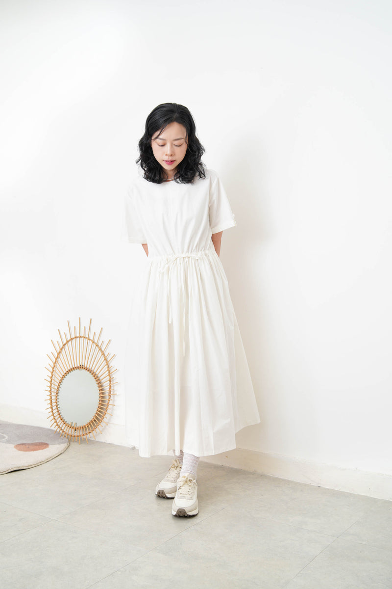 White short sleeves dress w/ volumn bottom