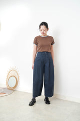Brown tee top w/ contrast outline stitches