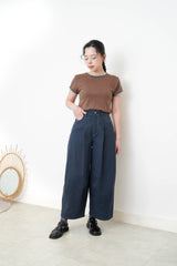 Brown tee top w/ contrast outline stitches