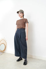 Brown tee top w/ contrast outline stitches