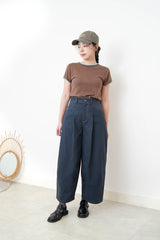Brown tee top w/ contrast outline stitches