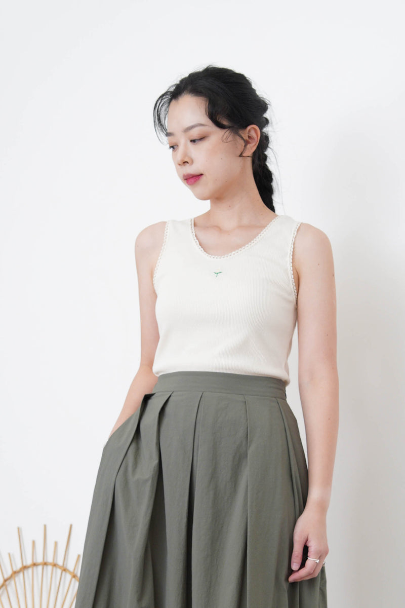 Ivory vest with flower embroidery
