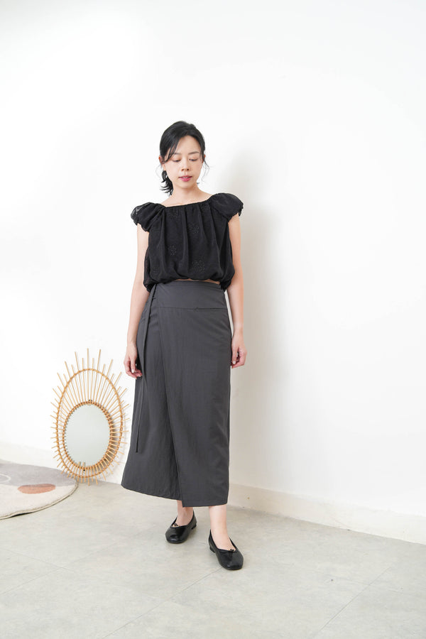 Black chiffon balloon blouse w/ floral embroidery
