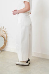 White curve cut trousers w/ outline stitches