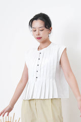 White pleats vest shirt