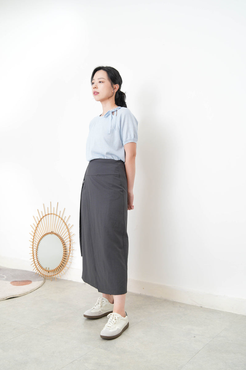 Blue knit top w/ ribbon collar details