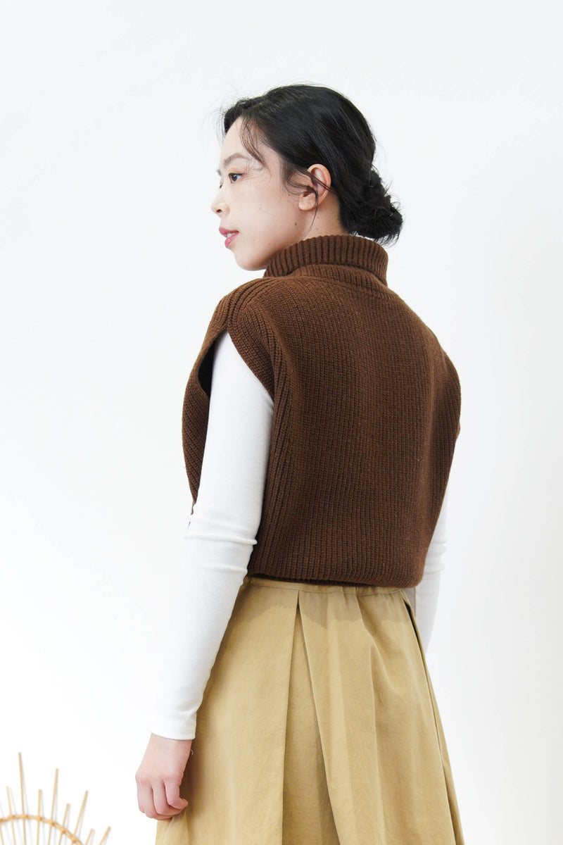 Turtle neck vest in round shape