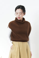 Turtle neck vest in round shape