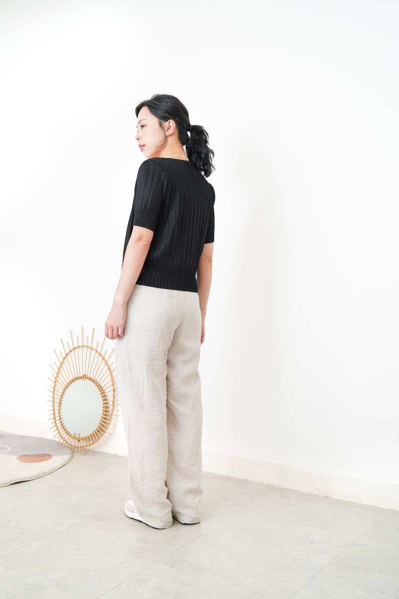 Black pleats v neck premium top