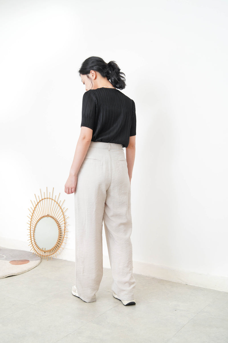 Black pleats v neck premium top